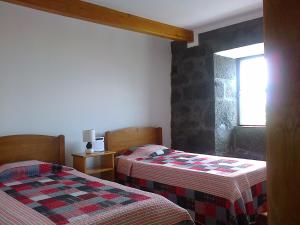 ヴェーラスにあるCasa Da Serroaのベッドルーム1室(ベッド2台、窓付)