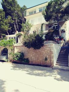 een stenen muur voor een huis bij Rooms Jakirusa in Brela