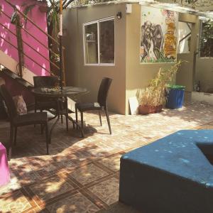 un patio con sedie e tavolo e un edificio di Funky Monkey a Guayaquil