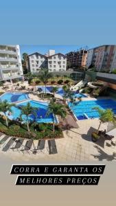 una foto de una piscina en un complejo en Flats - Veredas do Rio Quente, en Rio Quente