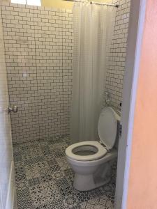 La salle de bains est pourvue d'une douche et de toilettes. dans l'établissement บ้านศรีสมบูรณ์ เชียงคาน, à Chiang Khan
