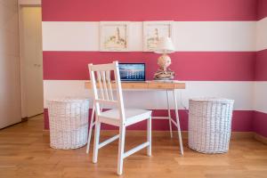 biurko z krzesłem i laptopa na ścianie w obiekcie Beach House,Giardino,Piscina,Spiaggia, 6 posti w Viareggio