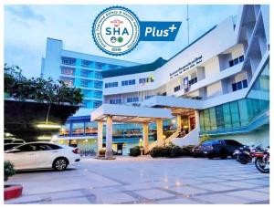 来兴府达克永珍河滨酒店的一家酒店前停着一辆车