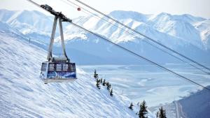 冬天的Chalet Gallery - Enjoy Two Units with this Chalet in the Heart of Alyeska - Walk almost anywhere!