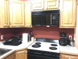 Chalet Gallery - Enjoy Two Units with this Chalet in the Heart of Alyeska - Walk almost anywhere!的厨房或小厨房