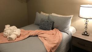 Chalet Gallery - Enjoy Two Units with this Chalet in the Heart of Alyeska - Walk almost anywhere!客房内的一张或多张床位