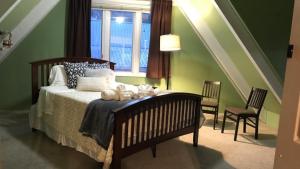 Chalet Gallery - Enjoy Two Units with this Chalet in the Heart of Alyeska - Walk almost anywhere!客房内的一张或多张床位