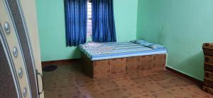 Un pat sau paturi într-o cameră la Shree Mahalakshmi Holiday Resort