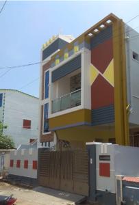 een gebouw met een kleurrijke gevel met een hek bij Sumithra Apartment in Pondicherry