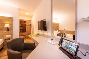 TV a/nebo společenská místnost v ubytování Zur Post Kümmersbruck Hotel & Tiny Houses