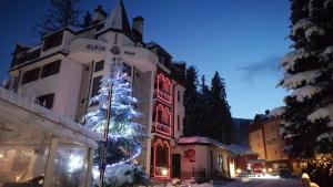 un albero di Natale davanti a un edificio di Alpin Borovets, Алпин Боровец a Borovets