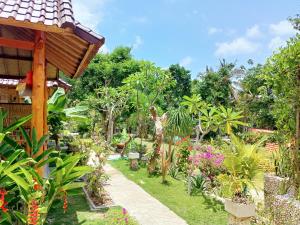 Grealeen Cottages外面的花园