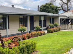 a house with a lawn in front of it at Belford House in Myrtleford