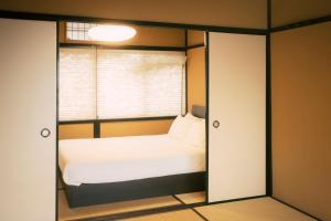 京都市にある谷町君 星屋 清水家 京都清水寺二年坂のベッドルーム1室(ガラスドアのベッド1台付)