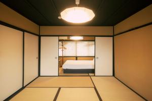een lege kamer met een bed en een raam bij 谷町君 星屋 清水家 京都清水寺二年坂 in Kyoto