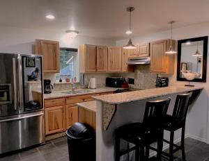 A kitchen or kitchenette at Precision Lodge - Three one bedroom units and two rooms in a shared house - DISCOUNT ON TOURS!