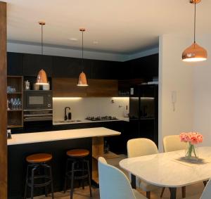 cocina con encimera y mesa con sillas en Executive Apartments San Isidro Business Zone en Lima