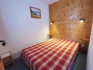 מיטה או מיטות בחדר ב-Appartement Méribel, 2 pièces, 4 personnes - FR-1-355-12