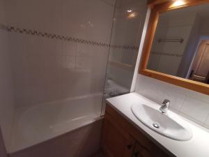 Un baño de Appartement Méribel, 2 pièces, 4 personnes - FR-1-355-12