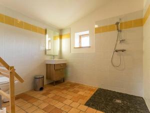 een badkamer met een douche en een wastafel bij Gîte Le Cellier, 3 pièces, 6 personnes - FR-1-306-891 in Le Cellier