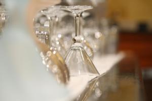 a row of wine glasses sitting on top of a counter at Hotel Lu Pitrali in San Teodoro