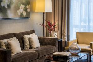 廣州的住宿－廣州輝盛閣國際公寓，客厅配有沙发和桌子