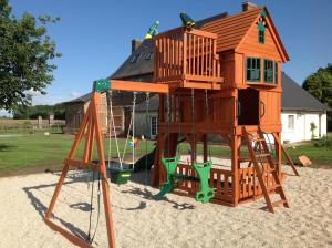 ein Holzspielset mit einem Haus darüber in der Unterkunft Maison d hôtes Le Saint Aubin in Amfreville-la-Campagne