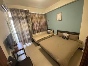 金寧鄉的住宿－拼圖民宿，一间卧室配有两张床和椅子