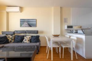 uma sala de estar com um sofá e uma mesa em Apartment with sea view em Almuñécar
