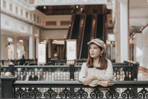 澳門的住宿－The Londoner Macao，坐在大楼长凳上的年轻女人