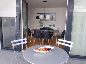 un bol de fruta sentado en una mesa en una habitación en Ferienwohnung-Saentis en Friedrichshafen