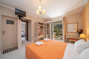 a bedroom with a bed and a television in it at Minas Apartments in Divarata