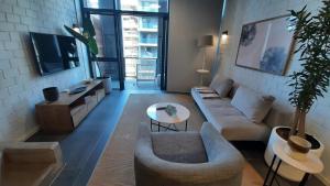 sala de estar con sofá y mesa en Loft -19 Umhlanga Arch New York style lofts, en Durban