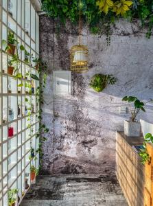 een kamer met potplanten aan de muur bij Romantic Time in Hualien