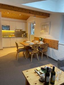 - une cuisine et une salle à manger avec une table et des chaises dans l'établissement W8 Haus Ganghofer, à Leutasch