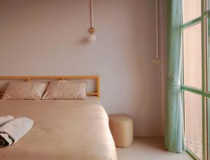 - une chambre avec un lit et une fenêtre dans l'établissement Alley51 Hotel, à Surat Thani