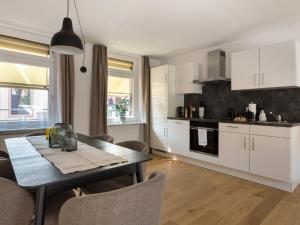 uma cozinha e sala de jantar com mesa e cadeiras em limehome Baden-Baden Bäderstraße em Baden-Baden