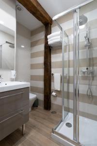 ein Bad mit einer Dusche und einem Waschbecken in der Unterkunft SF Avenue Santander in Santander