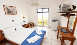 a bedroom with a bed and a table and a tv at Haus Sofis in Koinyra