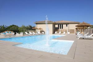 a fountain in the middle of a swimming pool at Résidence Storia d'Estate in LʼÎle-Rousse +89 photos