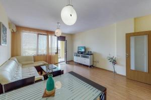 un soggiorno con un divano e un tavolo di Apartments at Lighthouse Golf by Parnas Estate a Balchik
