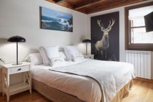 Postel nebo postele na pokoji v ubytování Val de Ruda Luxe 66 by FeelFree Rentals