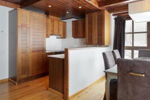 Kuchyň nebo kuchyňský kout v ubytování Val de Ruda Luxe 66 by FeelFree Rentals