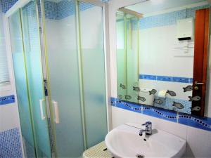 Ένα μπάνιο στο Paseo Maritimo 4 Pta 30 LEK +8 φωτογραφίες