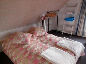 - une chambre avec un lit et une étagère dans l'établissement Ferienhaus Schwille - Loft 2, à Westerbergen