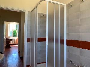 een badkamer met een douche met rode en witte strepen bij Spectacular Chianti View close San Gimignano in Tavarnelle in Val di Pesa +14 foto's