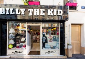 un magasin avec un panneau indiquant que l'enfant est bon dans l'établissement Logement entier à Paris, à Paris