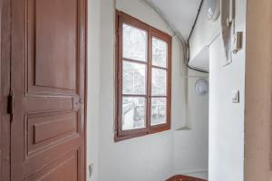 une porte et une fenêtre dans une chambre dans l'établissement Logement entier à Paris, à Paris