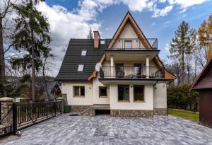 a house with a gambrel roof at Villa 7 Apartments in Zakopane