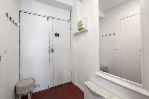 ein Ankleidezimmer mit einem Spiegel und einem Stuhl in der Unterkunft Logement entier à Paris in Paris + 4 Fotos